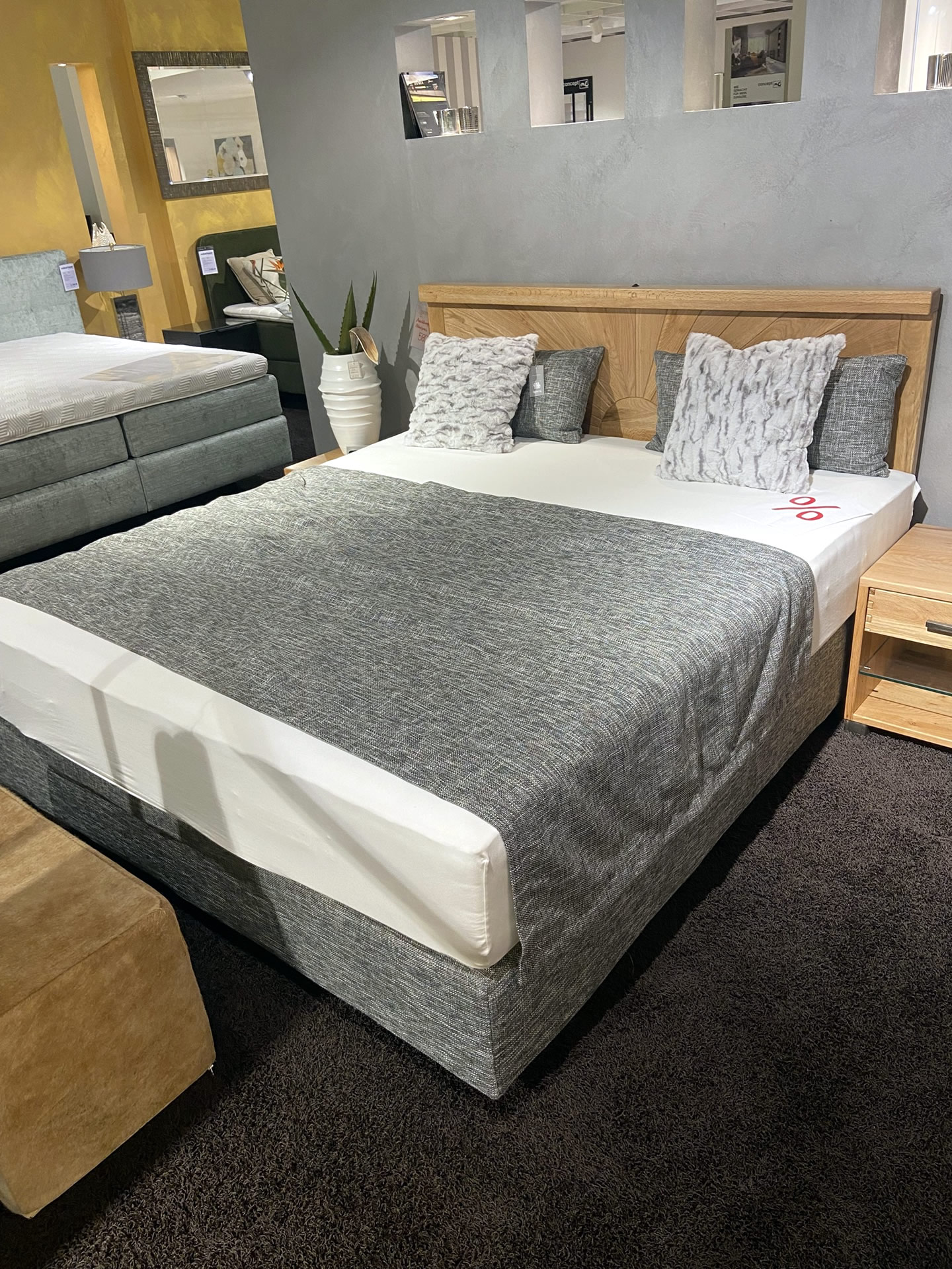 Boxspringbett mit Massivholz Kopfteil Unikat